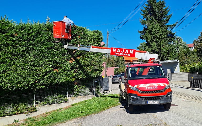 NAJAM KOMBI/KOŠARA S RUKOVATELJEM